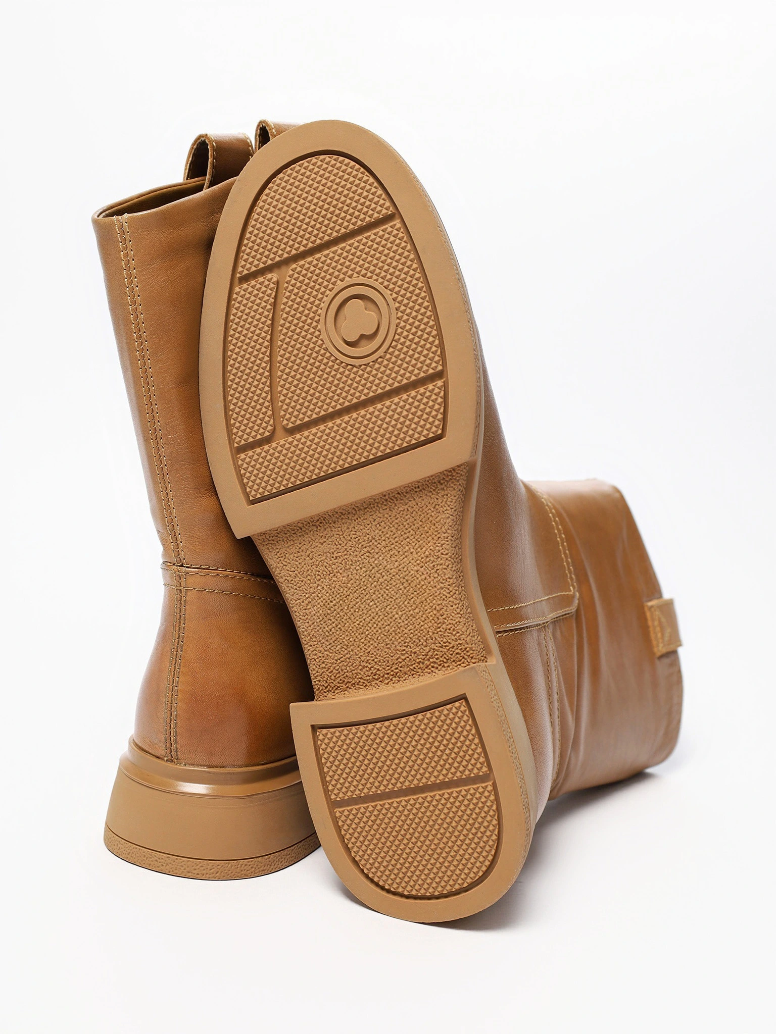 Ботинки светло-коричневого цвета на среднем каблуке